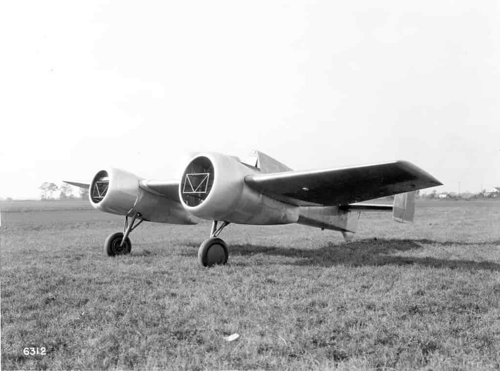 Палубный истребитель XF5F-1 в первоначальном виде с кабиной с гаргротом – как на большинстве самолетов 30-х гг. Но оперение уже двухкилевое. На снимке экземпляр самолета, строившийся для статических прочностных испытаний